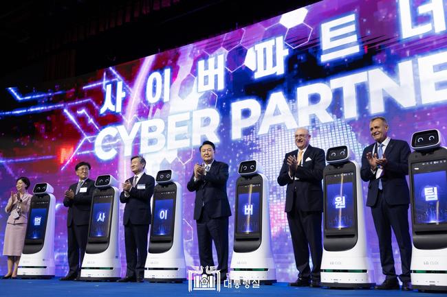 윤석열 대통령은 9월 11일, 서울 코엑스에서 열린 `사이버 서밋 코리아 2024`에 참석해 사이버안보 강화와 국제 협력의 중요성을 강조했다.