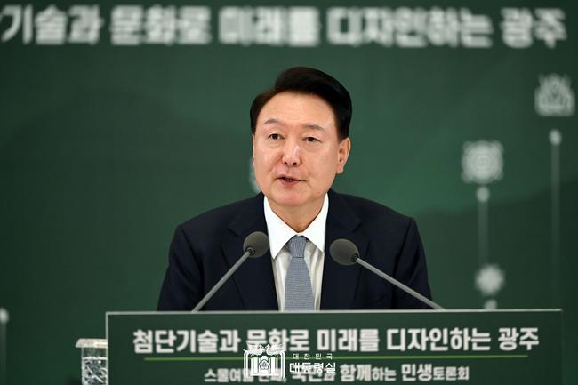 윤석열 대통령은 9월 5일 광주광역시 소재 광주과학기술원(GIST)에서 `첨단기술과 문화로 미래를 디자인하는 광주`를 주제로 스물여덟 번째 `국민과 함께하는 민생토론회`를 개최해 지역 주민으로부터 현안을 경청하고 다양한 발전 방안을 논의했다.