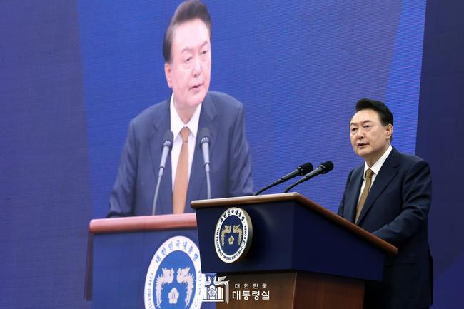 윤석열 대통령이 10월 22일 부산광역시에서 개최된 `제27회 IAVE 2024 부산세계자원봉사대회`에 참석해 전 세계 90여 개국 800여 명의 자원봉사자를 격려하고 대회 개최를 축하하고 있다.