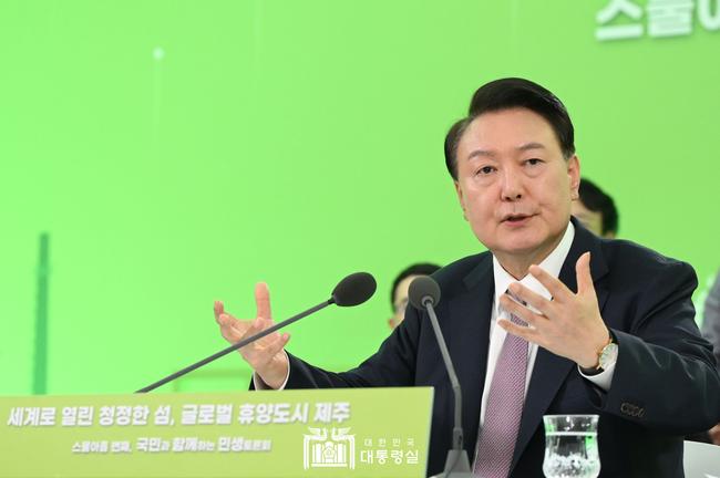 윤석열 대통령이 지난 15일 제주특별자치도 소재 제주국제자유도시개발센터(JDC)에서 `세계로 열린 청정한 섬, 글로벌 휴양도시 제주`를 주제로 스물아홉 번째 `국민과 함께하는 민생토론회`를 개최했다.