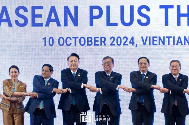 아세안(동남아국가연합) 정상회의 참석 차 라오스를 순방 중인 윤석열 대통령이 10일 비엔티안 국립컨벤션센터에서 열린 `아세안+3` 정상회의에서 각국 정상들과 기념촬영을 하고 있다. 왼쪽부터 패통탄 친나왓 태국 총리, 팜민찐 베트남 총리, 윤 대통령, 이시바 시게루 일본 총리, 손싸이 시판돈 라오스 총리, 리창 중국 국무원 총리.