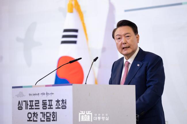 싱가포르를 국빈 방문 중인 윤석열 대통령이 10월 9일 싱가포르 시내 호텔에서 현지 동포 약 160명을 초청한 간담회에서 격려사를 하고 있다.