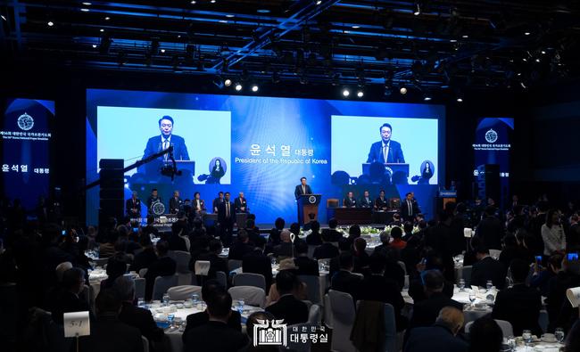 윤석열 대통령은 22일 서울 신라호텔에서 열린 제56회 대한민국 국가조찬기도회에 참석해 양극화 해소와 민생 회복, 4대 구조개혁 완수에 대한 의지를 밝혔다.