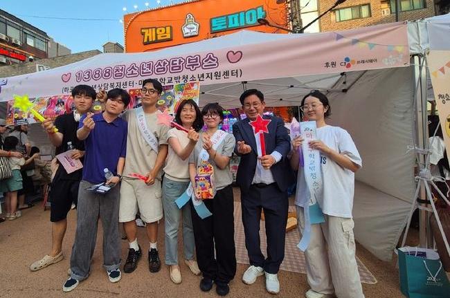 서울특별시 마포구(구청장 박강수, 이하 `구`라 함.)는 여성가족부가 주최한 `2024년 우수 학교밖 청소년지원센터 운영 표창 및 포상 공모`에서 `우수 기관 장관상`과 `우수 프로그램 대상`을 받았다고 밝혔다.