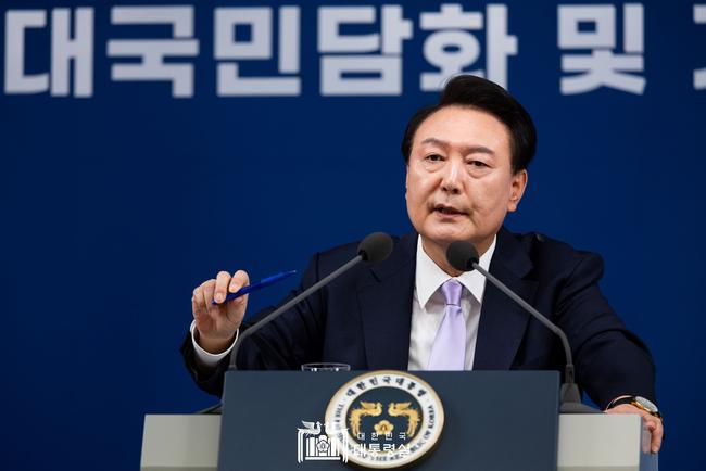 윤석열 대통령이 7일 오전 서울 용산 대통령실 청사 브리핑실에서 열린 `대국민담화 및 기자회견`에서 취재진의 질문에 답하고 있다.