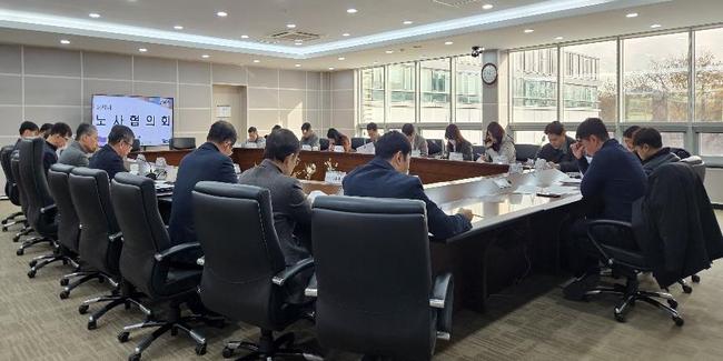 한국석유관리원(이사장 차동형)은 노사 간 배려와 존중하는 조직문화 확산을 통한 일할 맛 나는 일터 조성을 위해 12월 2 · 3일 양일간 노사워크숍을 개최했다.