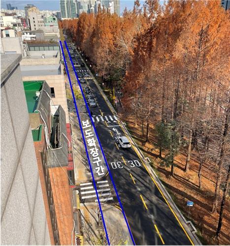 서초구(구청장 전성수)는 로컬 맛집과 공예품으로 가득한 양재천길 상권 활성화를 위해 보도 확장과 경관 조명 개선 사업을 완료했다고 밝혔다.