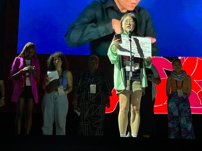 12월 5일 오후 제15회 AWID(The Association for Women`s Rights in Development) 국제 포럼 폐막식에서 공동성명과 연대 행동을 제안하고 있는 한국 참가자들 (사진=성적권리와 재생산정의를 위한 센터 셰어 SHARE 제공)