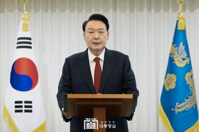 윤석열 대통령이 14일 국회의 탄핵소추안 가결 직후 대통령 관저에서 `국민께 드리는 말씀`을 발표하고 있다.