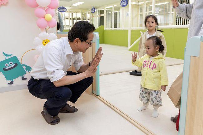 고용노동부는 중소기업의 유연근무 활성화와 임신 · 육아기 근로자 지원을 강화하기 위해 올해부터 유연근무 장려금과 관련 제도를 대폭 확대한다고 13일 발표했다.