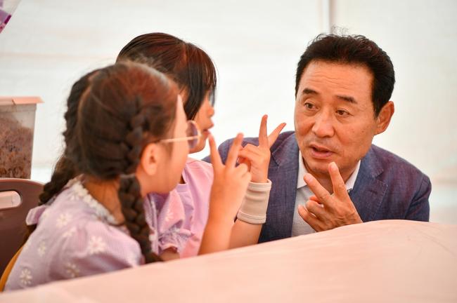 포천시(시장 백영현)가 2025년부터 지역 내 보육 공백을 해소하고, 안정적인 보육 환경을 조성하기 위해 `포천애봄 365 어린이집` 운영 사업을 본격적으로 시작한다.