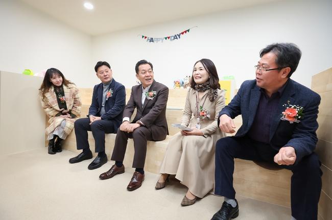 수원시가 효원초등학교에 청소년과 학부모를 위한 자유공간 `청개구리 연못 8호점`을 개관했다.