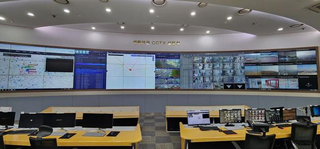 성남시 폐쇄회로(CC)TV 통합관제센터가 도시 전역에 설치된 1만2000여대의 폐쇄회로(CC)TV를 통해 사고와 범죄 등 긴급 상황으로부터 시민을 보호하는 든든한 안전지킴이 역할을 수행하고 있다.