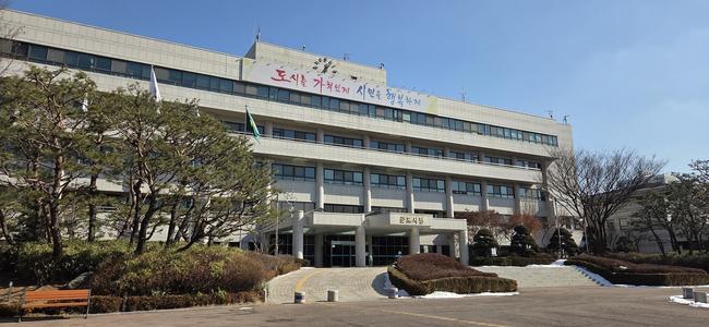 군포시가 대기환경 개선과 친환경자동차 보급 확대를 위해 `전기자동차 보급사업` 및 `수소전기자동차 보급사업`을 시행한다고 밝혔다.