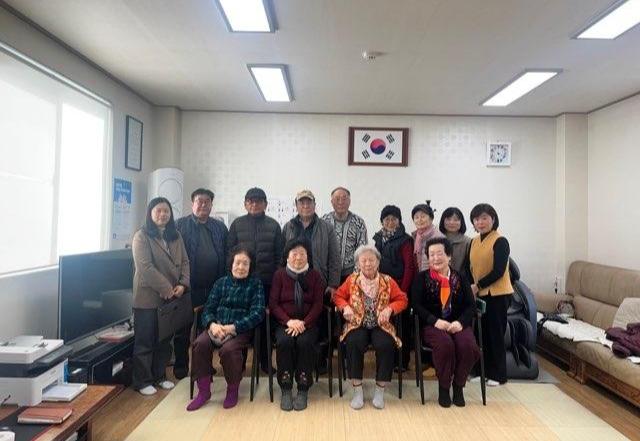 구리시(시장 백경현)가 1,200년으로 추정되는 우미내 은행나무의 천연기념물 지정을 위해 지난 14일 우미내마을 향토 자료 채록에 나섰다.