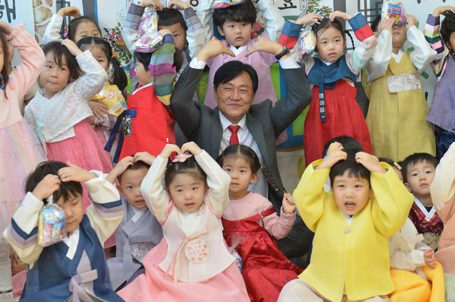 강화군(군수 박용철)이 인구소멸 위기에 대한 대응책으로 영유아부터 청소년까지 맞춤형 지원 확대를 민선8기 공약사업으로 추진하고 있다.