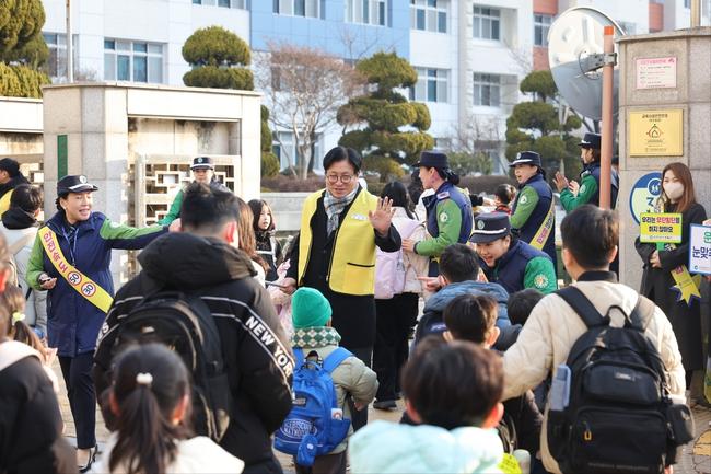 인천광역시교육청(교육감 도성훈)은 6일 옥련초등학교에서 등교하는 학생들의 교통안전을 위한 캠페인을 실시했다.