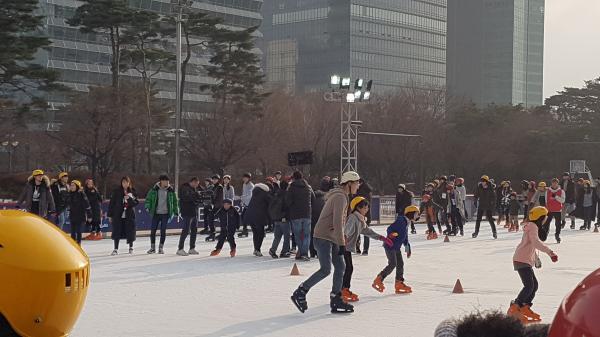 스케이트를 즐기는 시민들 모습