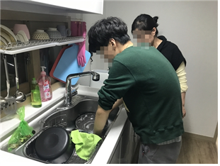 체험형 지원주택에 거주 중인 강 모씨의 생활 모습