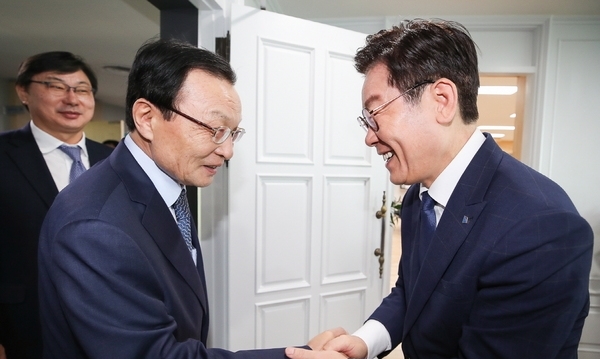 더불어민주당-경기도 예산정책협의회에서 만난 이해찬 당대표와 이재명 지사.