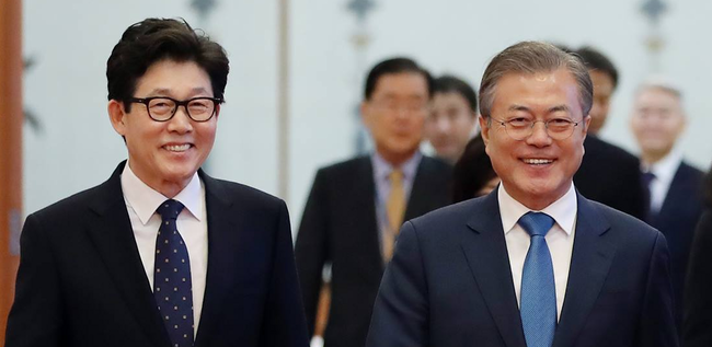 문재인 대통령은 9일 오후 청와대에서 조명래 신임 환경부 장관에게 임명장을 수여했다. 사진=청와대