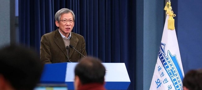 유홍준 광화문대통령시대위원회 자문위원이 4일 청와대 춘추관 대브리핑룸에서 광화문시대 준비위 업무관련 브리핑을 하고 있다. 사진=청와대 제공