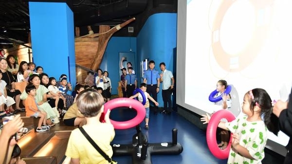 해양경찰청은 지난 30일 오후 롯데월드 아쿠아리움에서 한부모가정 어린이등 100여 명이 참석한 가운데 1일 바다 안전 체험교실을 열었다고 밝혔다. (사진 = 해양경찰청 제공)