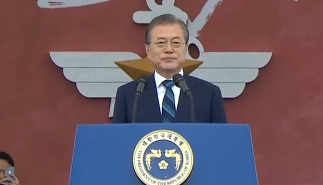 문재인 대통령은 제71주년 국군의날 기념식에 참석해