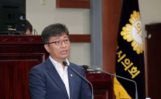 이일규 의원이 17일 광명시의회 본회의장에서 광명시가 광명도시공사에 대한 감사 결과 발표를 미루고 있다며 은폐.조작 의혹을 제기했다. 이 의원은 감사 결과 발표가 계속 미뤄질 경우 시의회 차원의 특별위원회 구성을 통해 행정사무감사를 진행하겠다고 밝혔다. (사진=광명시의회 제공)