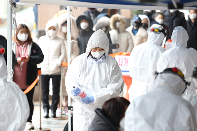 코로나19 집단감염이 발생한 구로 콜센터 인근에 설치된 선별진료소에서 검체 검사가 진행되고 있다. (경제타임스 자료사진)
