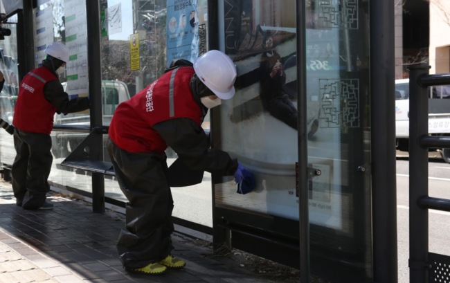 구로 콜센터에서 코로나19 확진자가 발생한 이후 지난 11일 인근 버스정류장을 방역하고 있다. (경제타임스 자료사진)