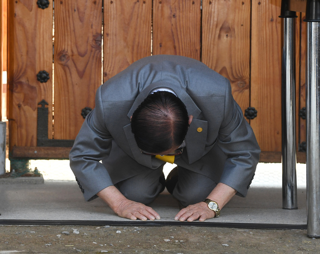 이만희 총회장이 2일 오후 3시 15분쯤 가평 ‘평화의 궁전’에서 코로나19 관련 기자 회견을 열고 사죄를 구하며 두 번의 큰절을 했다. (사진=사진공동취재단)