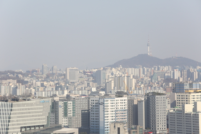 국토교통부는 2020년 1월 1일 기준, 공동주택 1383만호의 공시가격에 대해 소유자 열람 및 의견청취 절차를 오는 19일부터 4월 8일까지 시행한다고 발표했다. 사진은 서울 아파트 전경. (경제타임스 자료사진)