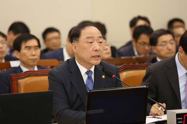 코로나19 사태 대응을 위한 추가경정 예산안 국회 심사 정책질의에서 홍남기 경제부총리 겸 기획재정부 장관과 김재원 예결위원장(미래통합당)이 ‘대구사태’ 발언을 놓고 공방을 벌였다. (사진=경제타임스 자료사진)