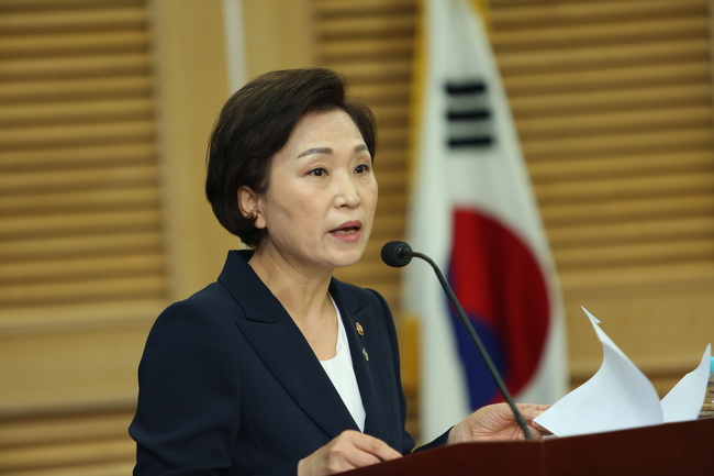 국토교통부는 9일 버스업계 간담회를 개최하고 코로나19 기간 중 승객 감소로 어려움을 겪고 있는 버스에 대해 고속도로 통행료에 대한 한시적 면제를 추진하겠다고 밝혔다. (사진=경제타임스 자료사진)