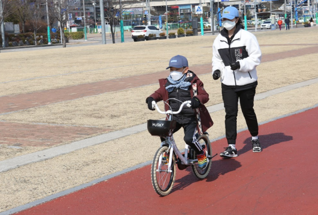 코로나19 사태로 어린아이가 유치원에 가지 못하고 공원에서 어머니와 산책하고 있다. (경제타임스 자료사진)