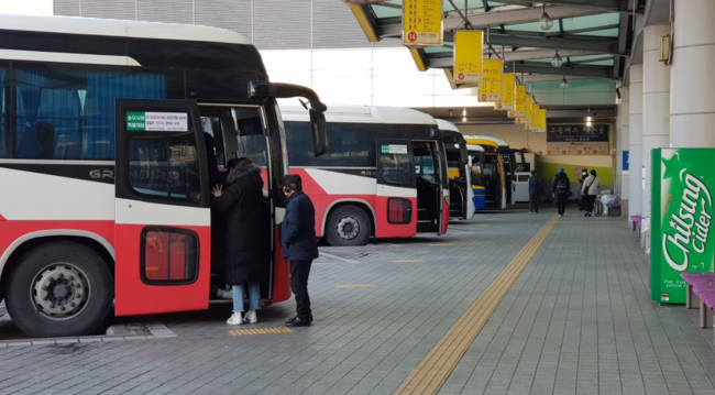국토교통부는 코로나19 사태로 승객이 감소한 노선버스의 통행료 면제안이 18일 국무회의에서 의결됐다고 밝혔다.