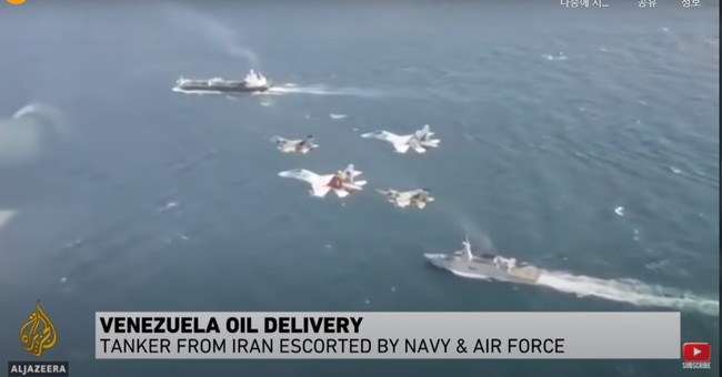 엘리엇 에이브럼스(Elliott Abrams) 이란·베네수엘라 미국 특별대표는 지난 9월 “이란이 무엇을 하고 있는지 지켜보고 있으며, 다른 화주, 보험사, 선주, 선장들이 이란 무역을 멀리해야 한다는 것을 확실히 인식하도록 하고 있다”고 말했다.(사진 : 이란의 오일 탴커 포춘호를 쫒는 항공기들/ 유튜브 캡처)