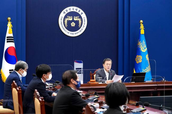 문재인 대통령이 15일 청와대에서 국무회의를 주재하고 발언하고 있다. (사진=청와대 사진기자단)