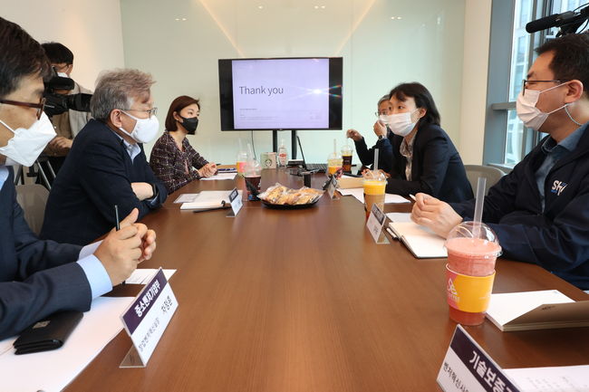 6일 권칠승 중소벤처기업부 장관이 드론분야 혁신기업 디스이즈엔지니어링을 방문해 간담회를 가졌다. (사진=중소벤처기업부)