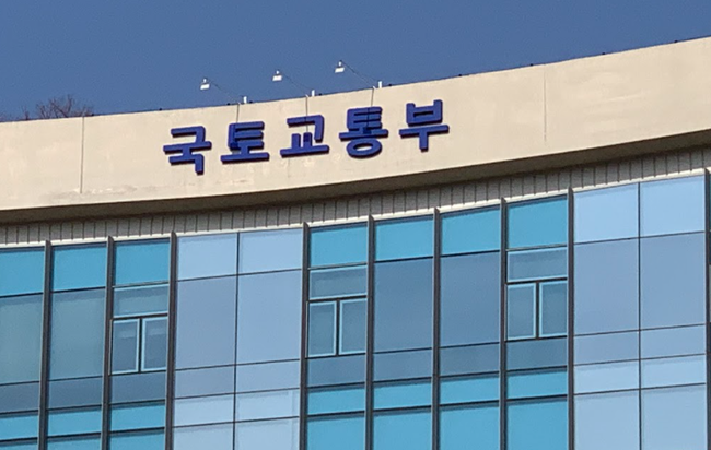 국토교통부는 20일부터 자동차손해배상진흥원에 `자동차공제 보험사기 신고센터`를 운영한다고 밝혔다.