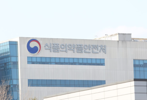 식품의약품안전처는 한솔신약이 제조한 `근골환` 등 3개 품목을 잠정 제조 · 판매 중지하고 회수 조치에 들어간다.