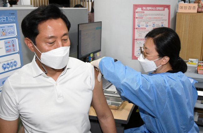 오세훈 서울시장이 5월 28일 코로나19 예방접종을 맞고 있다. (사진=서울시)