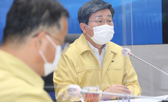 전해철 중앙재난안전대책본부 2차장이 8일 오전 서울 종로구 정부서울청사 서울상황센터에서 열린 `코로나19 대응 중앙재난안전대책본부 회의`에 회의에서 모두발언을 하고 있다. (사진=행정안전부)