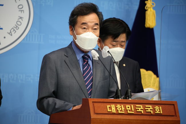 이낙연 전 대표가 6일 오전 서울 여의도 국회 소통관에서 토지공개념 관련 기자회견을 하고 있다.