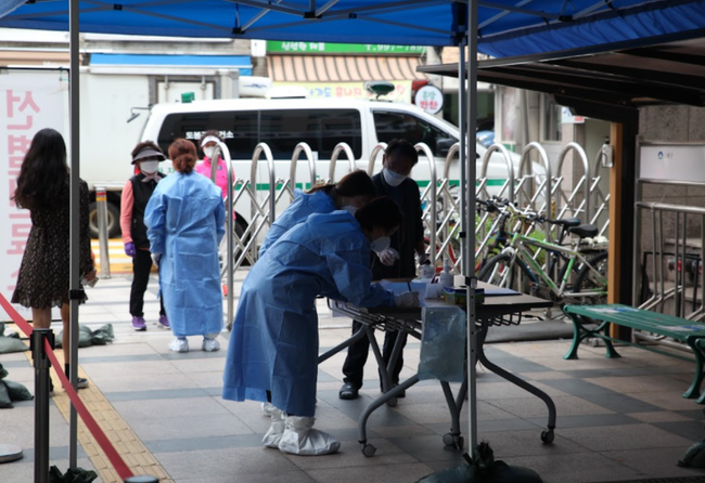 25일 0시 기준 코로나 신규 확진자는 2155명이다.