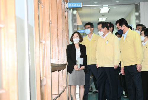 김부겸 국무총리가 등교 개학 현장점검 차 25일 충북 청주시 개신초등학교를 방문해 급식실, 돌봄교실 등을 점검하고 있다. (사진=국무조정실)