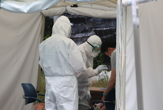 18일 0시 기준 코로나 신규 확진자는 1805명이다.