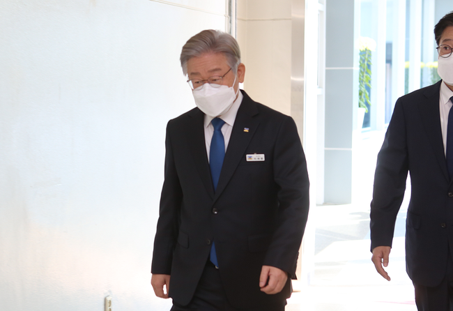 이재명 도지사가 25일 오전 사퇴 기자회견을 위해 경기도청 브리핑룸으로 이동하고 있다.