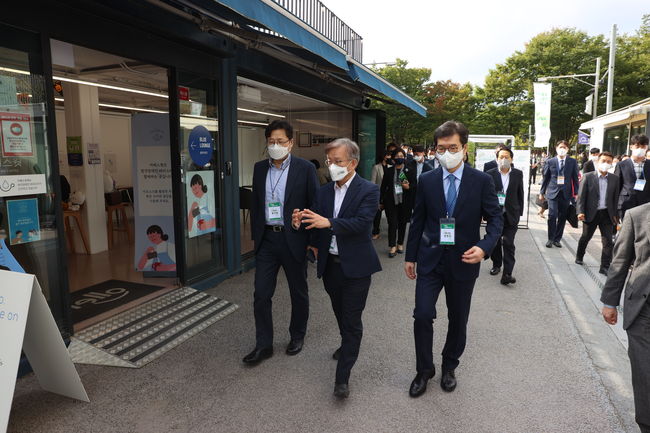 권칠승 중소벤처기업부 장관(가운데)이 15일 서울 성동구 언더스탠드에비뉴에서 열린 `서울숲 소셜벤처 엑스포`에 참석하여 홍익표 의원(좌측), 정원오 성동구청장(우측)과 함께 행사장을 관람하고 있다. (사진=중소벤처기업부)